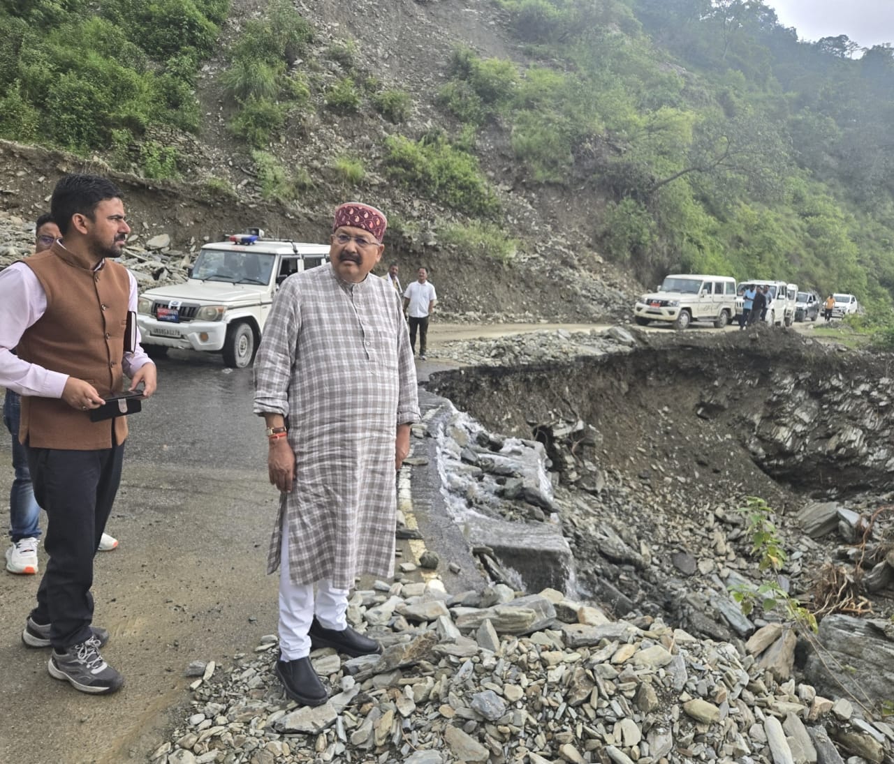 प्रदेश के लोक निर्माण मंत्री एवं चौबट्टाखाल विधायक सतपाल महाराज ने निमोलिया गदेरे का किया निरीक्षण