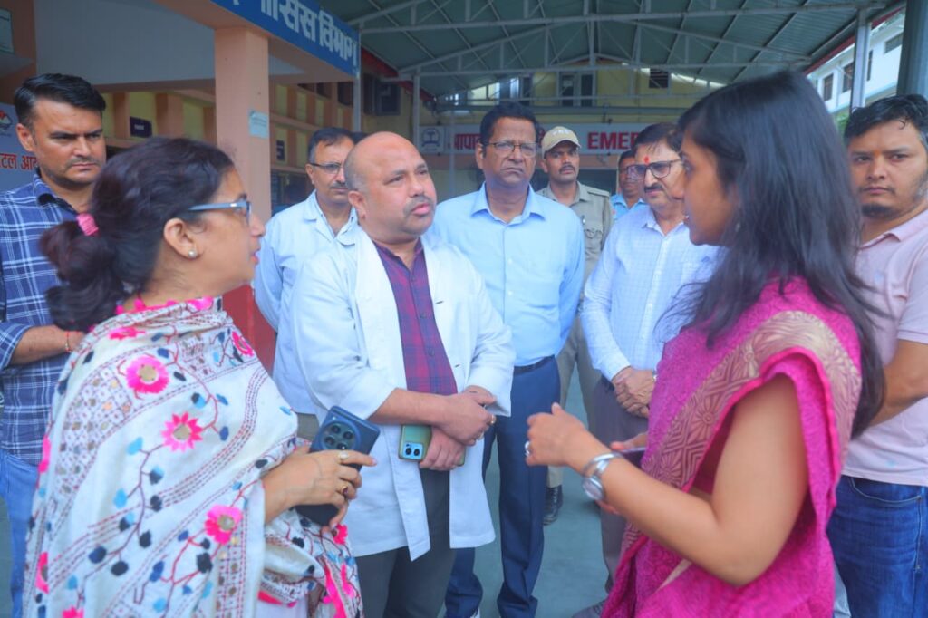 जिलाधिकारी ने श्रीनगर बेस अस्पताल का किया औचक निरीक्षण, जल्द दिया जाएगा शव वाहन WhatsApp Image 2025 08 18 At 2.35.57 PM 1024x682