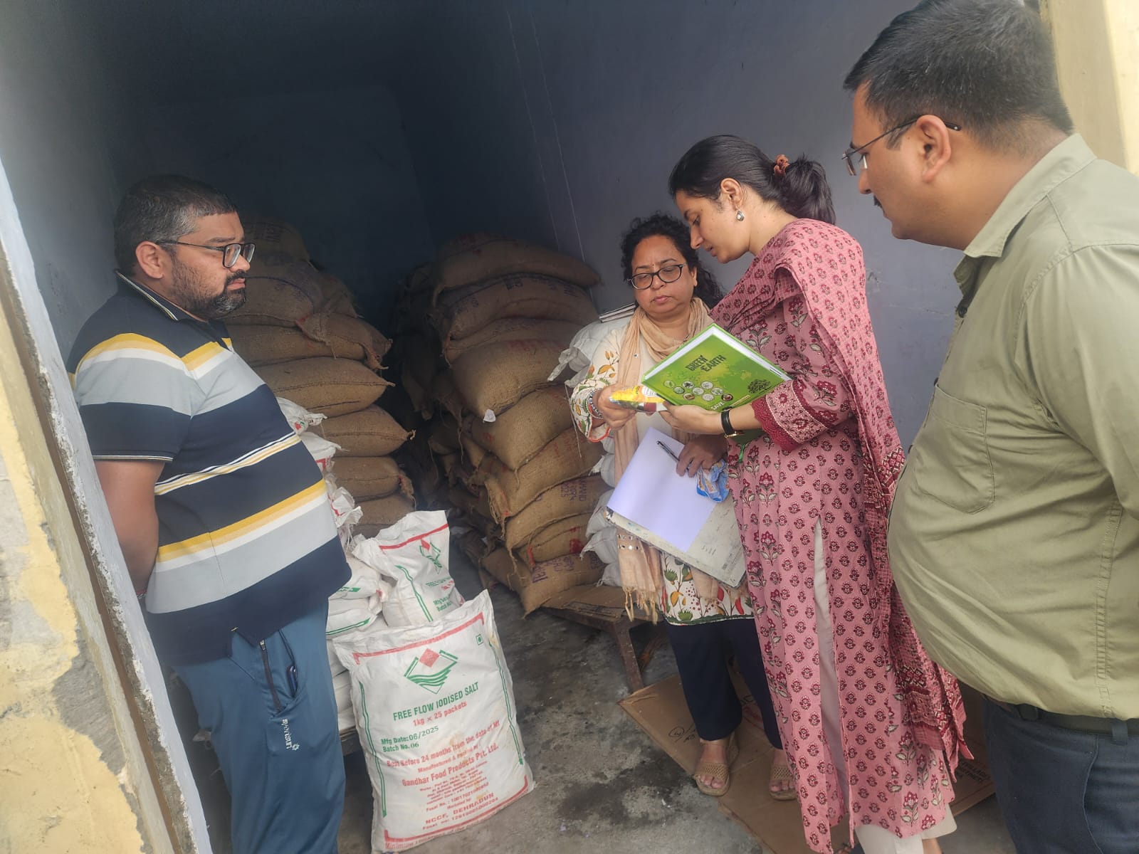मुख्यमंत्री के निर्देश पर जिलाधिकारी ने उठाए उचित कदम, नमक गुणवत्ता जांच के लिए औचक निरीक्षण