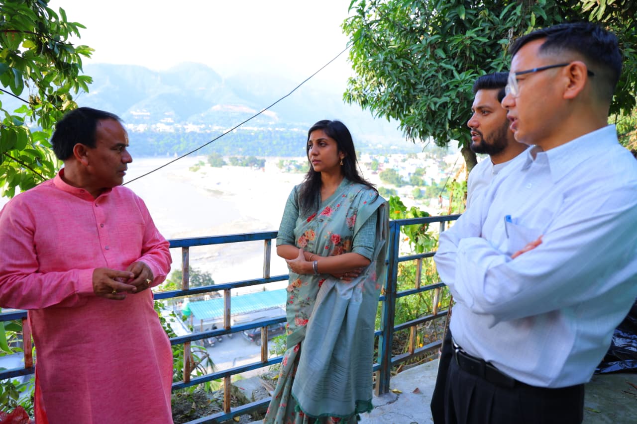 कैबिनेट मंत्री डॉ. धन सिंह रावत ने घसिया महादेव, श्रीनगर स्थित टीचर्स कॉलोनी का किया निरीक्षण…भू-धंसाव प्रभावित परिवारों से मिले, पुनर्वास के लिए की जाएगी कार्रवाई