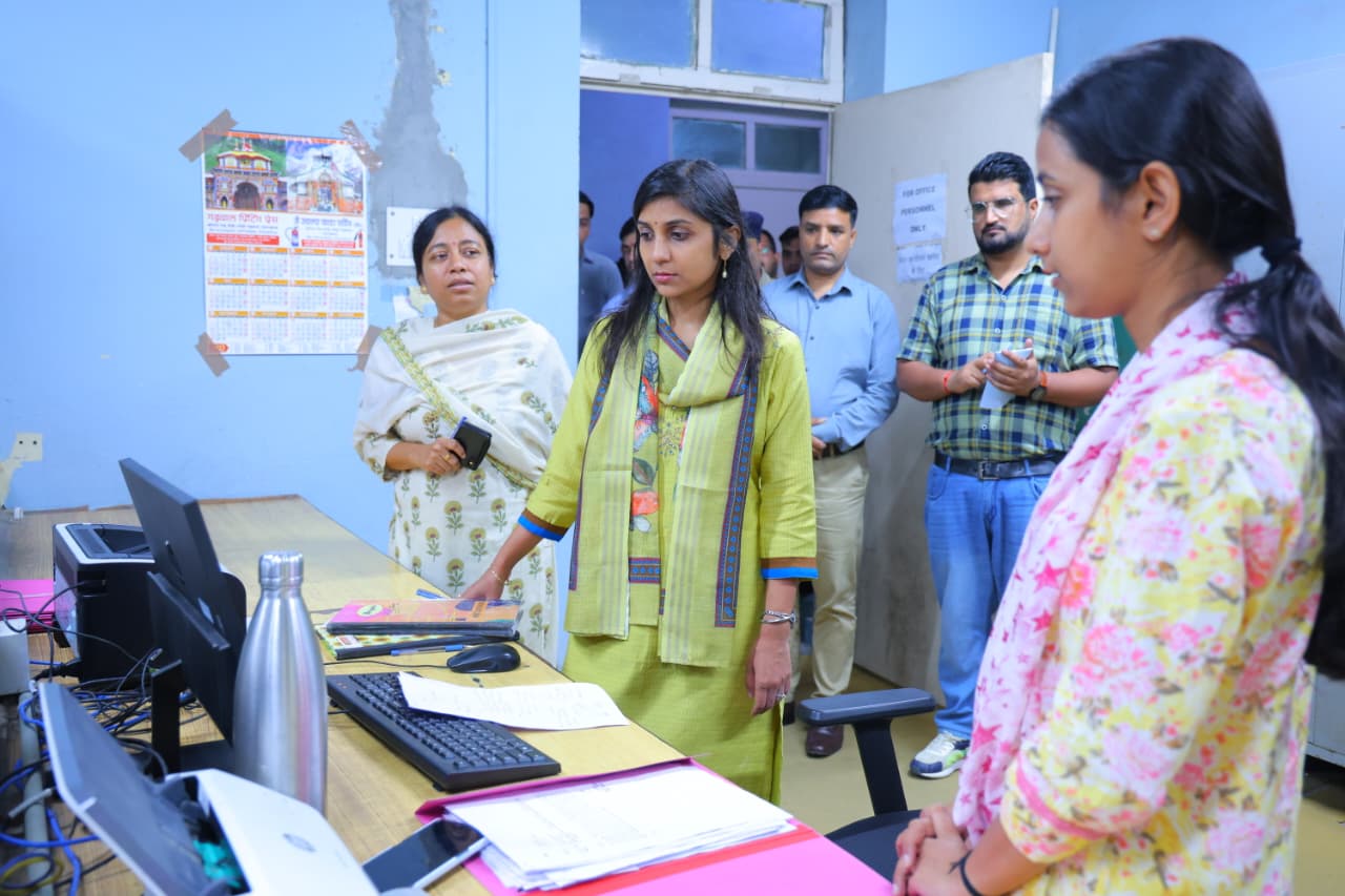 जिलाधिकारी ने किया कोषागार का किया अर्द्धवार्षिक निरीक्षण..पेंशन लंबित मामलों की रिपोर्ट प्रस्तुत करने और कार्यालय सुधार के दिये निर्देश