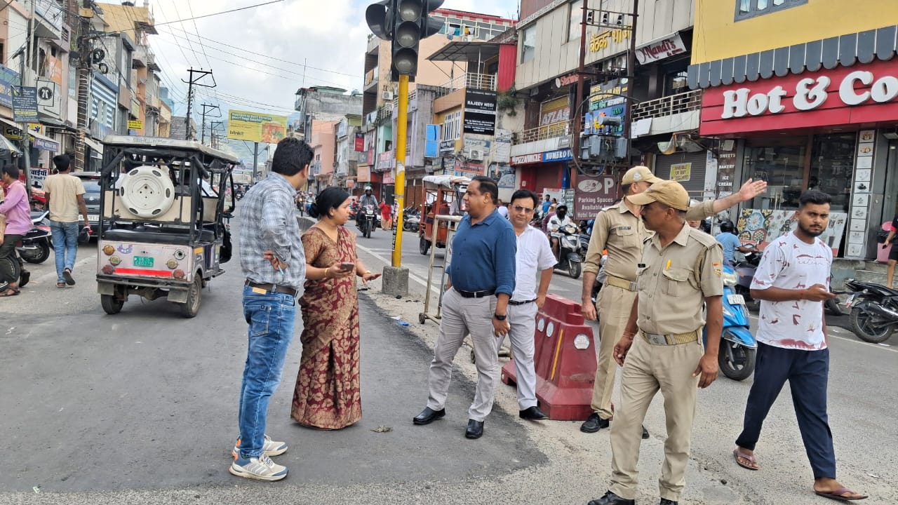 उपजिलाधिकारी कोटद्वार ने सड़कों का पैचवर्क कार्य की प्रगति का जायज़ा…एसडीएम ने गड्ढा मुक्त और पैचलैस सड़कों की मरम्मत के दिए निर्देश
