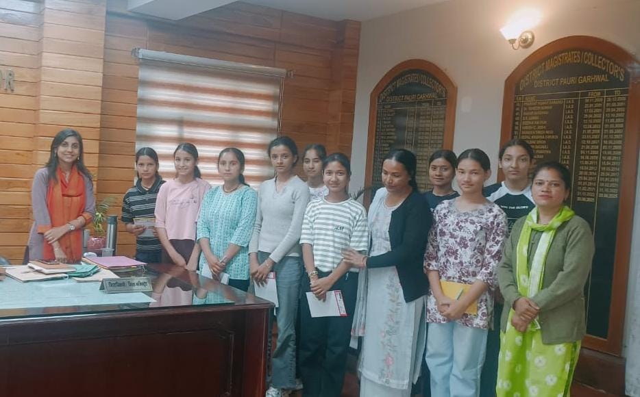 जिलाधिकारी के निर्देश पर बालिकाओं को कराया गया जिला कार्यालय का भ्रमण..कार्यालयी कार्यप्रणाली को करीब से समझा, भविष्य की पढ़ाई और करियर पर हुई चर्चा