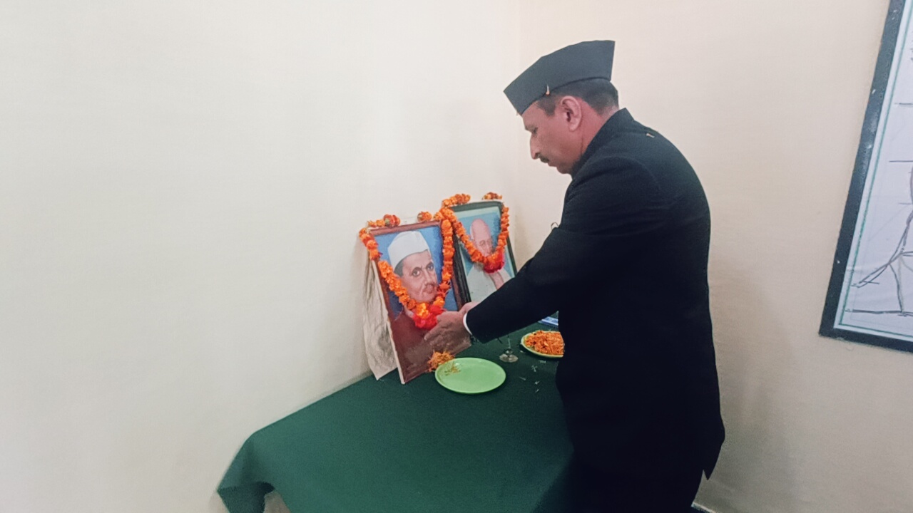 आयुक्त कार्यालय गढ़वाल मंडल में महात्मा गांधी व लाल बहादुर शास्त्री जयंती पर श्रद्धांजलि कार्यक्रम आयोजित