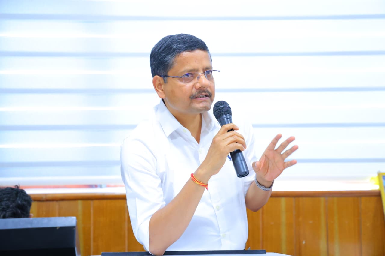 महान विभूतियों की जयंती पर विकास भवन में हुई विचार गोष्ठी…अधिकारियों ने रखे अपने–अपने विचार