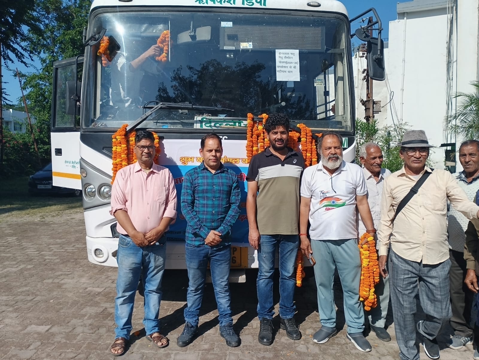 दीन दयाल मातृ पितृ तीर्थाटन योजना के तहत तीर्थ यात्रियों का जत्था बद्रीनाथ धाम के लिए रवाना