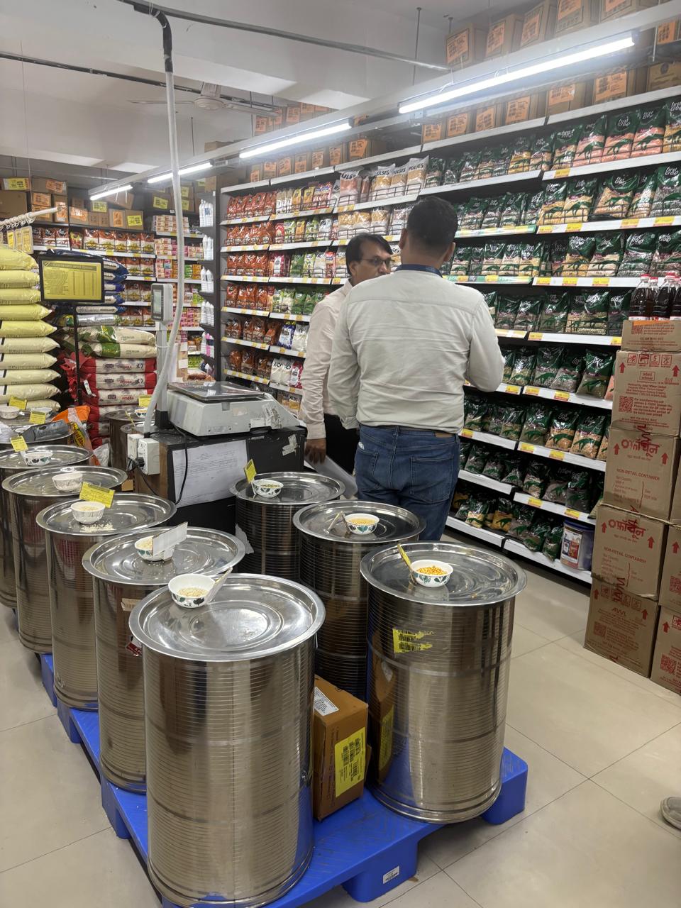 जिलाधिकारी के निर्देशन में दीपावली पर खाद्य सुरक्षा विभाग की सख्ती, मिलावटी खाद्य पदार्थों पर नकेल...दीपावली पर्व पर मिलावटी खाद्य पदार्थों की रोकथाम हेतु प्रशासन का सघन निरीक्षण अभियान