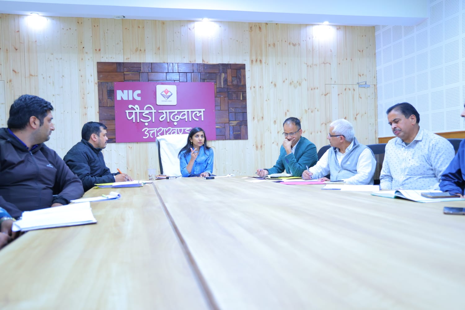 जिलाधिकारी ने की आधार केंद्रों की समीक्षा, आधार केंद्रों में पूर्ण व सुगम सेवाओं हेतु रजिस्ट्रार एजेंसियों को दिए निर्देश…हर नागरिक को मिले निर्बाध आधार सेवा सुविधा: डीएम
