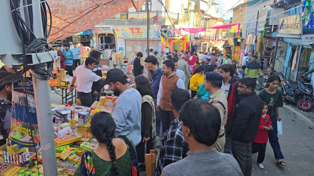 धनतेरस पर जिले में राजस्व एवं पुलिस विभाग द्वारा आतिशबाज़ी की दुकानों में सुरक्षा मानकों की जाँच, उल्लंघन पर होगी कड़ी कार्रवाई…