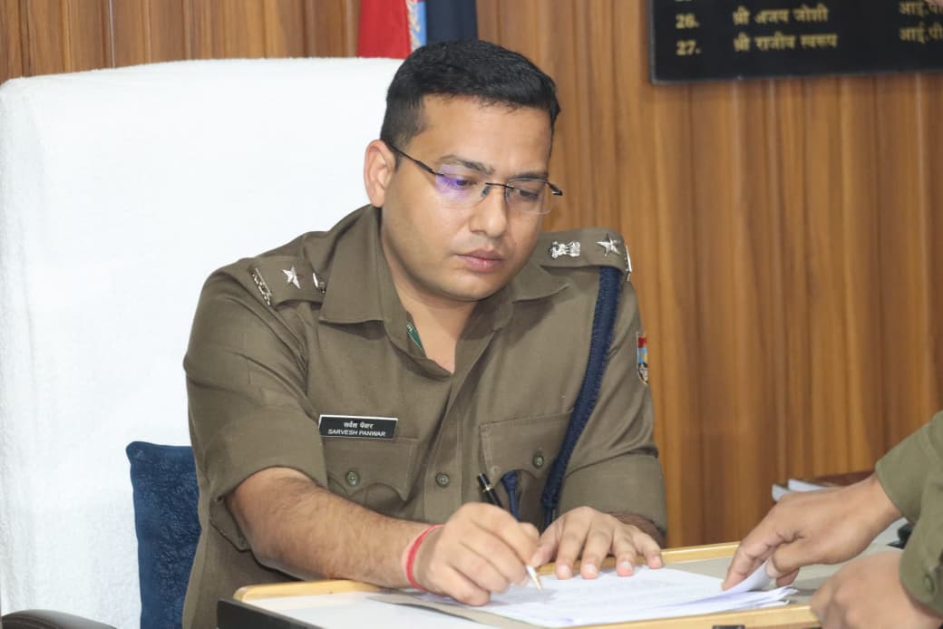 वरिष्ठ आईपीएस अधिकारी सर्वेश पंवार ने संभाली जनपद पौड़ी गढ़वाल की कमान..गार्ड सलामी के बाद कार्यभार ग्रहण, पुलिस में नवाचार और जनसेवा को बनाएंगे प्राथमिकता