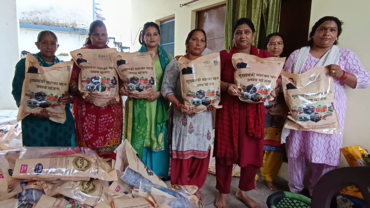 राजधानी दून में समूह की महिलाओं ने तैयार की दिवाली के लिए एलइडी लाइट।..मुख्यमंत्री सशक्त बहना उत्सव योजना अंतर्गत प्रत्येक एलईडी लाइट के पैकेट से महिलाएं अर्जित कर रही 100 से 150 रुपए की आय।