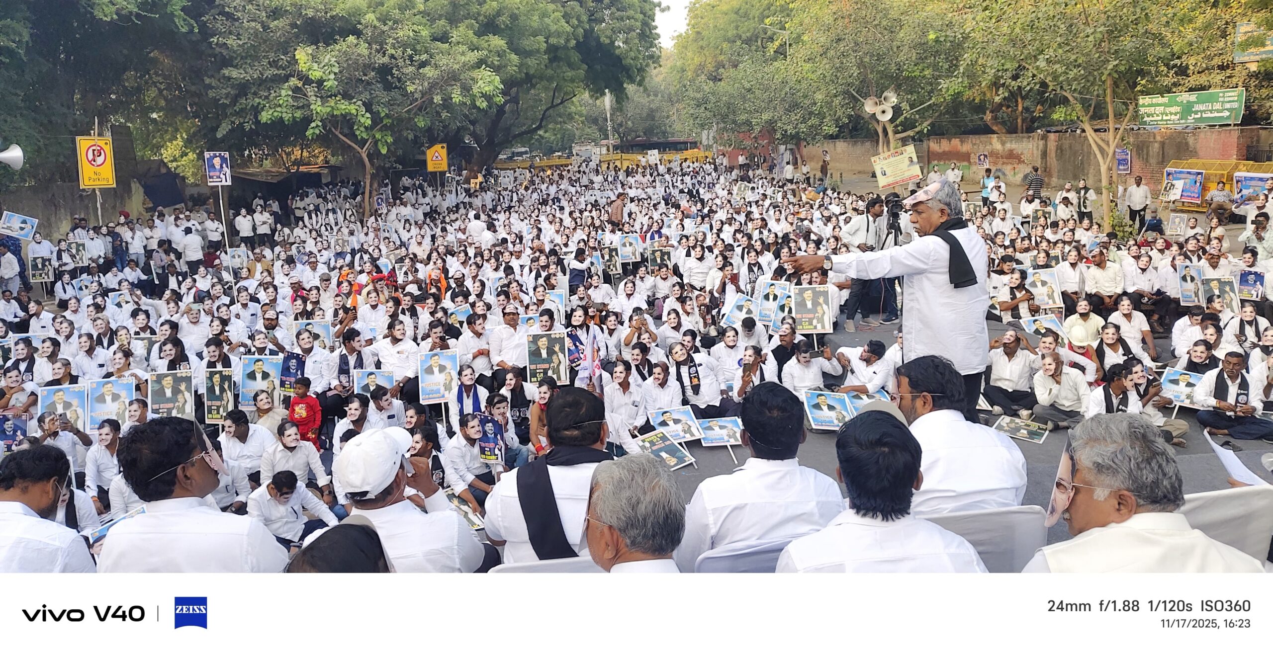 CJI बी.आर. गवई पर हुए अमानवीय हमले के विरोध में एम.आर.पी.एस. के बैनर तले नई दिल्ली के जंतर मंतर पर “दलित आत्मसम्मान सभा” का आयोजन
