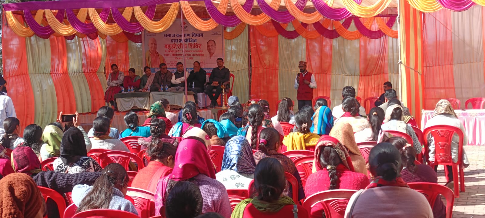 बहुउद्देशीय शिविर में लोगों को योजनाओं से किया लाभान्वित, 63 ग्राम प्रधानों को दिलायी शपथ..विकासखंड जयहरीखाल में आयोजित हुआ बहुउद्देशीय शिविर