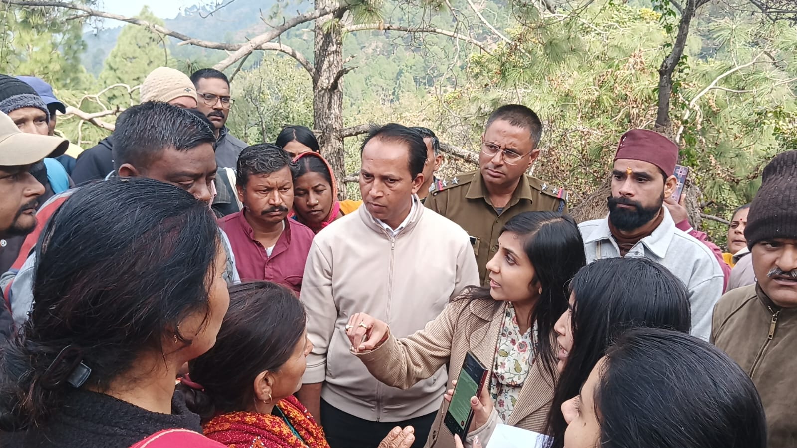 गजल्ड में गुलदार के हमले की सूचना मिलते ही जिलाधिकारी मौके पर…जिलाधिकारी ने मृतक के परिवार से की मुलाकात, कहा, दुख की इस घड़ी में प्रशासन पीड़ित परिवार के साथ खड़ा है