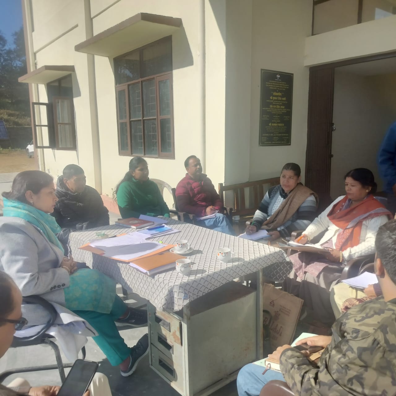 बेटी बचाओ-बेटी पढ़ाओ योजना पर चौबट्टाखाल में बैठक..उपजिलाधिकारी ने निर्धन बालिकाओं को सामग्री वितरण के निर्देश