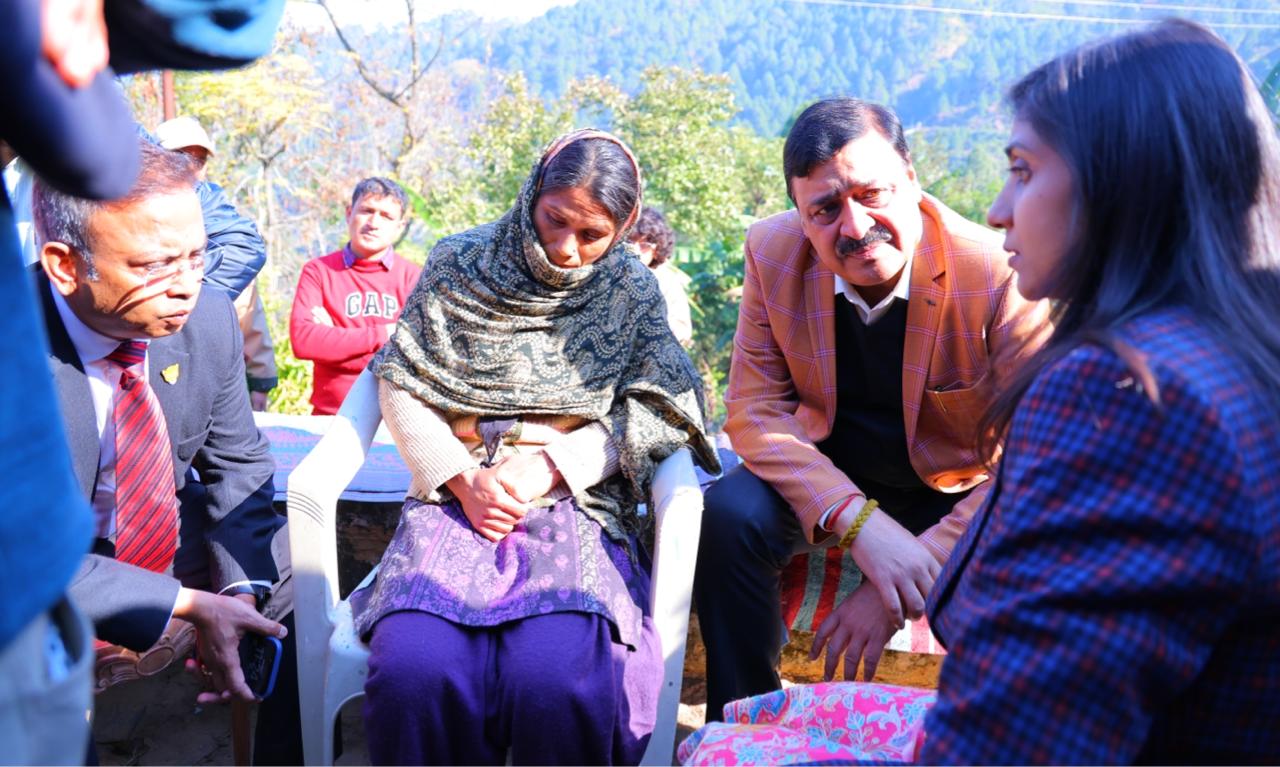 जनपद पौड़ी में बढ़ते मानव वन्यजीव संघर्ष को गंभीरता से लेते हुए मुख्यमंत्री के निर्देशों के क्रम में शासन स्तरीय अधिकारियों का दल पहुंचा पौड़ी..प्रमुख सचिव ने की गजल्ड घटना को लेकर जिला प्रशासन द्वारा की गयी त्वरित कार्यवाही और ग्रामीणों के सहयोग की सराहना