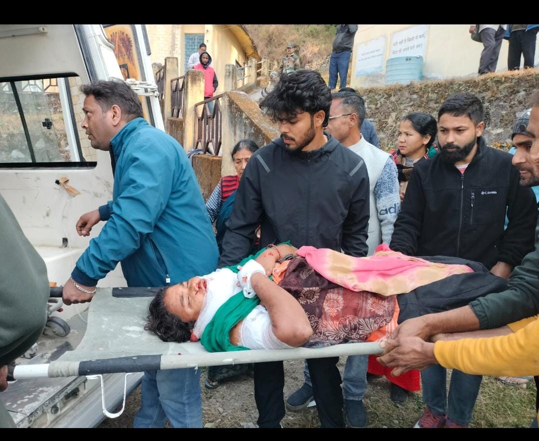 देवराड़ी तल्ली में घास लेने गयी महिला पर गुलदार ने किया हमला..घायल महिला को तत्काल मिला उच्च स्तरीय उपचार, गुलदार हमले के बाद जिलाधिकारी की त्वरित कार्रवाई से एयरलिफ्ट कर पहुंचाया गया एम्स