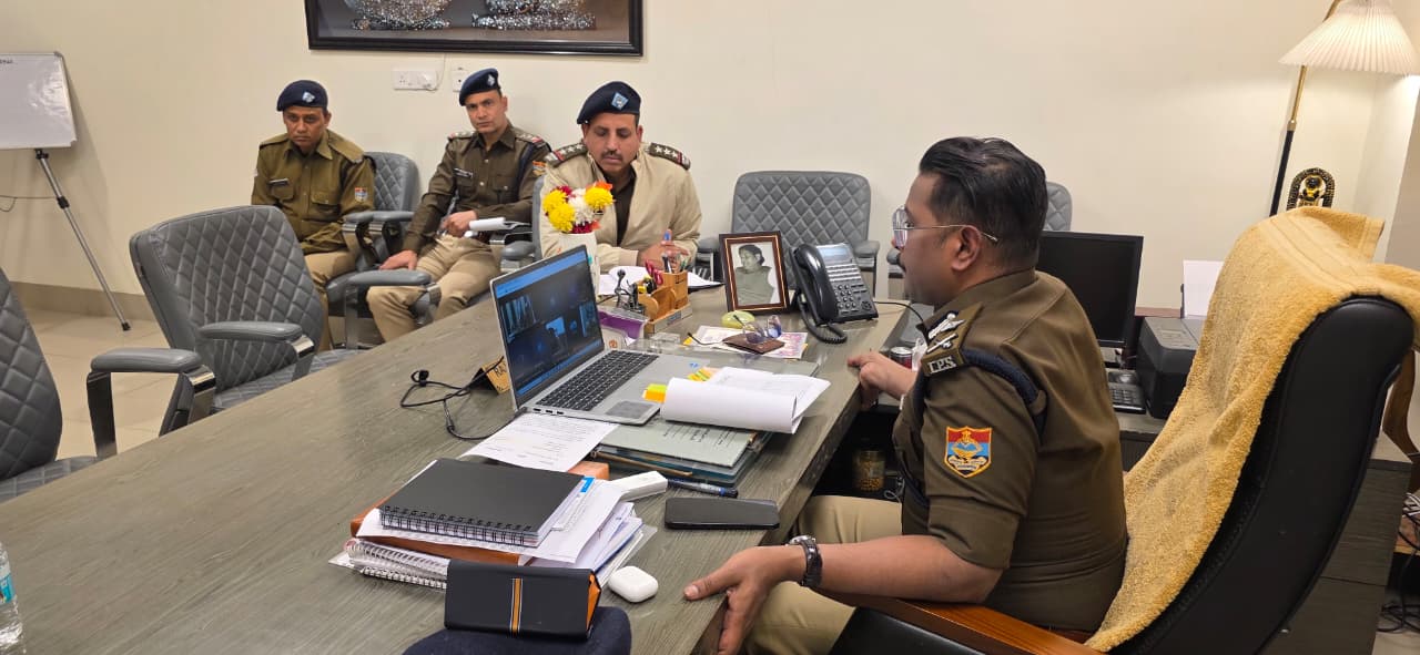 पुलिस महानिरीक्षक गढ़वाल परिक्षेत्र द्वारा परिक्षेत्र के समस्त जनपदों के CCTNS नोडल अधिकारी/समस्त थाना प्रभारियों की विडियों कॉन्फ्रेंसिंग के माध्यम से विभिन्न पोर्टल में की जाने वाली कार्यवाही की समीक्षा कर दिये गये आवश्यक निर्देश