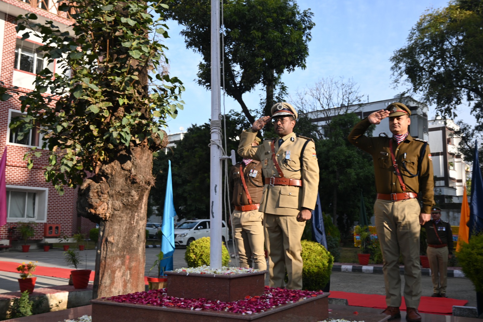 77वें गणतंत्र दिवस के अवसर पर पुलिस महानिरीक्षक, गढ़वाल परिक्षेत्र,उत्तराखण्ड द्वारा किया गया ध्वजारोहण ।