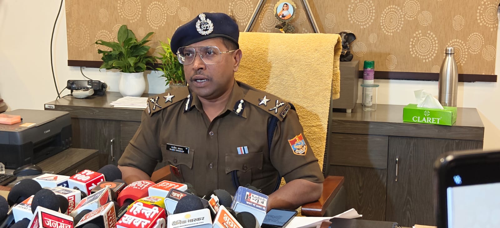 जनपद देहरादून के थाना डालनवाला क्षेत्रान्तर्गत सिल्वर सिटी में अज्ञात व्यक्तियों द्वारा एक व्यक्ति की गोली मारकर हत्या की गयी । जिस सम्बन्ध में आई0जी0 गढ़वाल रेंज श्री राजीव स्वरूप द्वारा घटनास्थल पर पहुंचकर विस्तृत निरीक्षण किया गया तथा अपराधियों की धरपकड़ हेतु निर्देश दिये गये ।