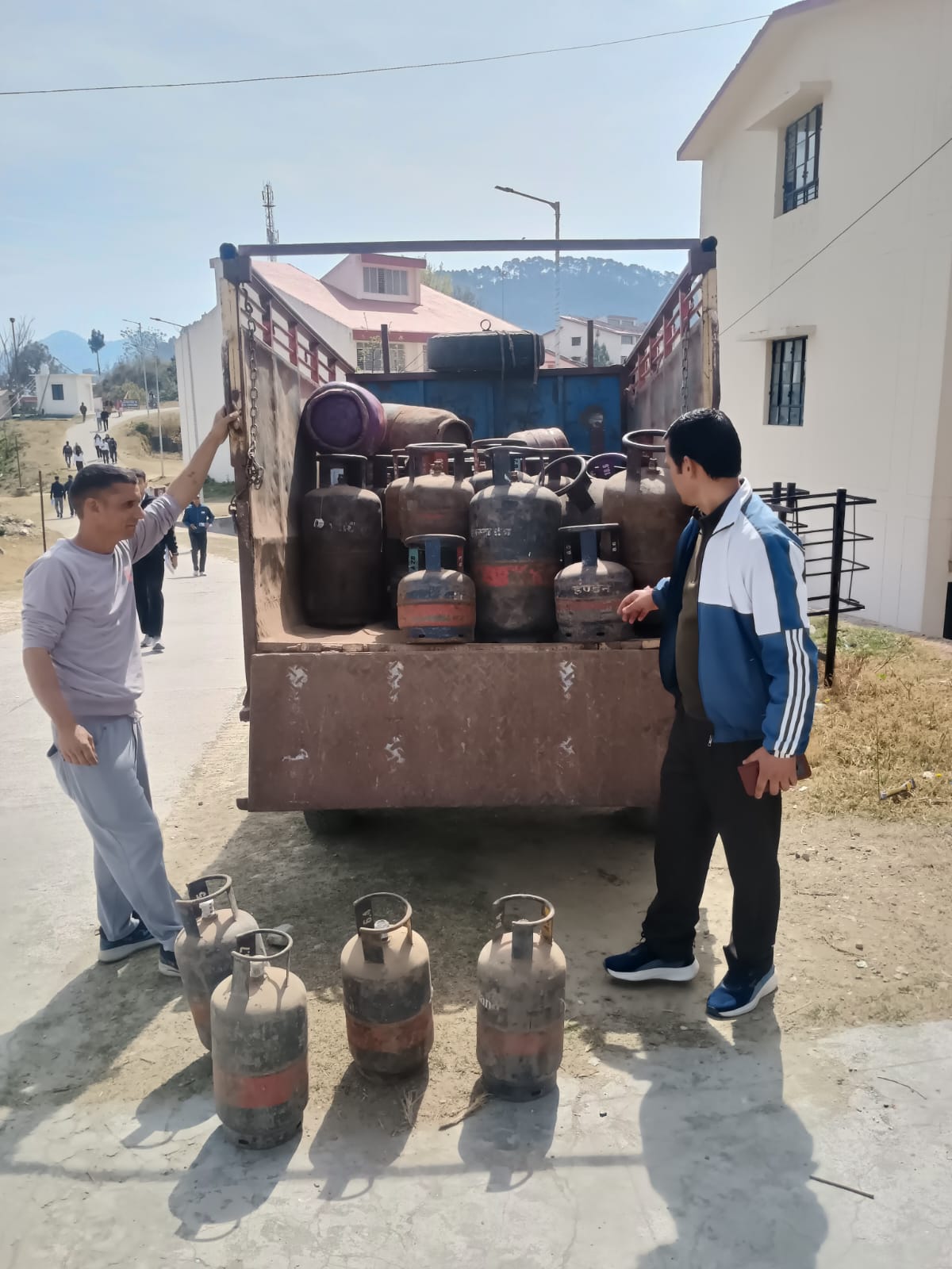जिलाधिकारी के निर्देशानुसार पौड़ी में अवैध सिलेंडर पर बड़ी कार्रवाई, कोटद्वार में पिकअप से 35 गैस सिलेंडर बरामद, चालक पर एफआईआर की कार्रवाई
