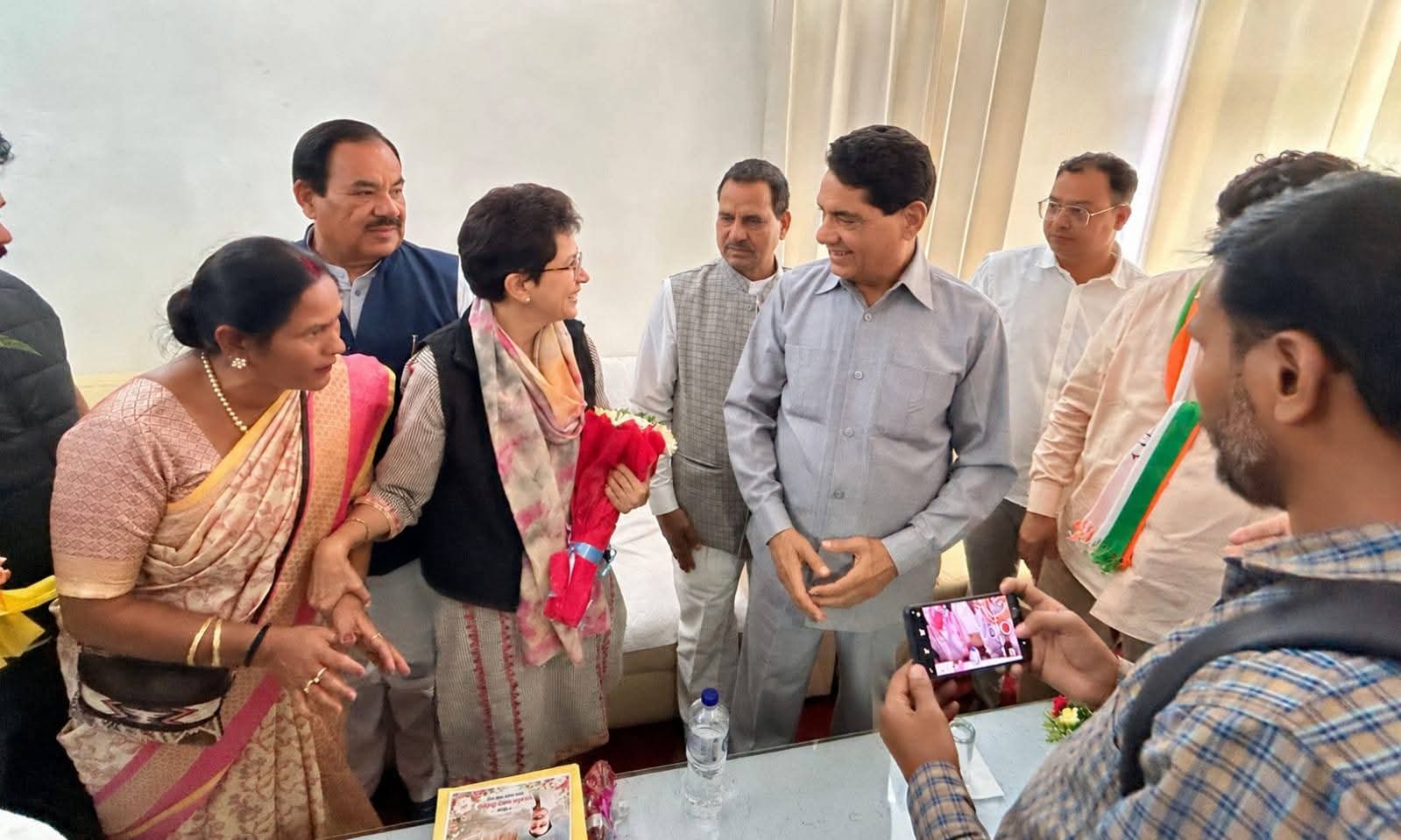 प्रदेश प्रभारी कुमारी शैलजा जी ने राहुल गांधी जी के प्रस्तावित पौड़ी दौरे की तैयारियों की ली समीक्षा।पूर्व कैबिनेट मंत्री माननीय श्री सुरेन्द्र सिंह नेगी जी , प्रदेश अध्यक्ष माननीय श्री गणेश गोदियाल जी सहित वरिष्ठ कांग्रेस नेताओं, पदाधिकारियों, एवं सम्मानित कार्यकर्ताओं ने की सहभागिता।