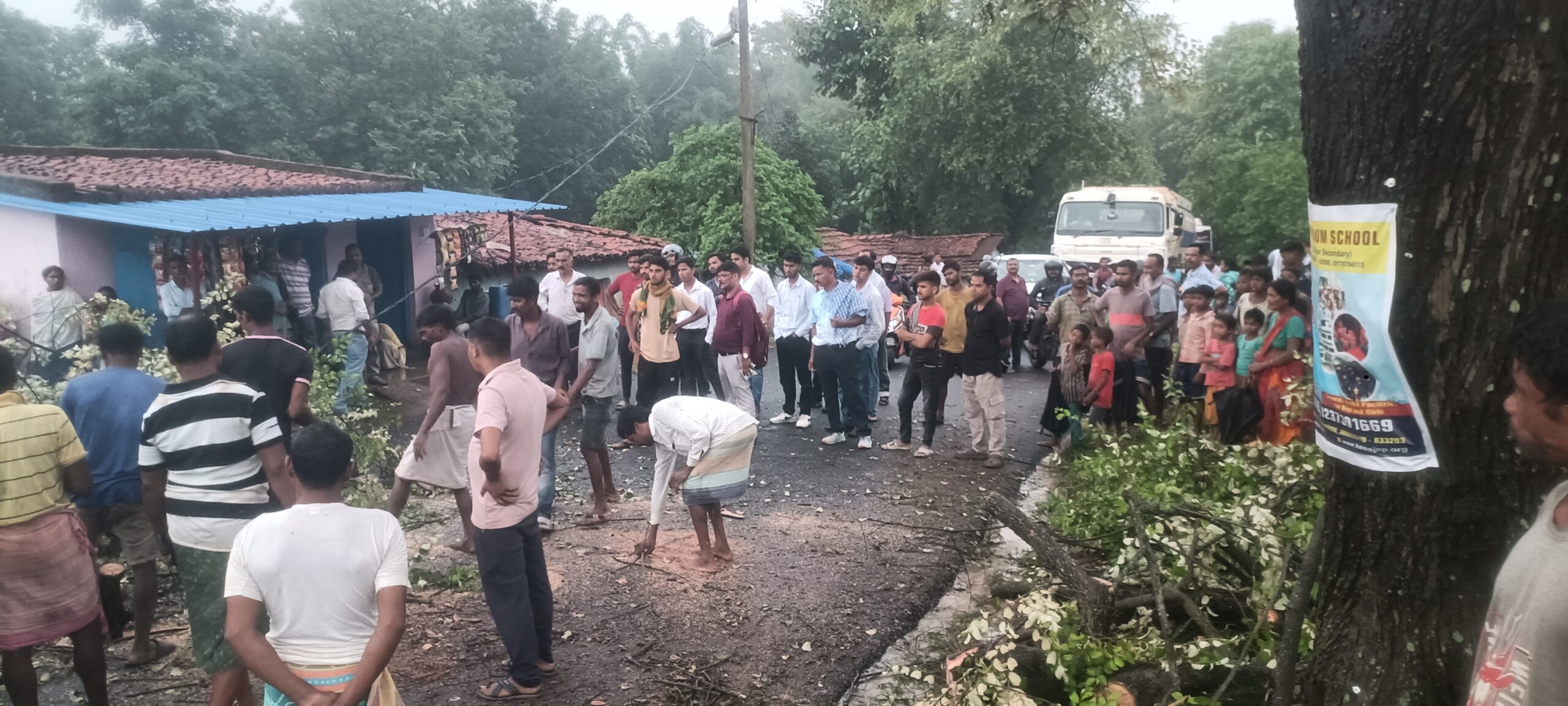 सगरकाटा गांव में बेर के पेड़ की बड़ी डाली गिरने से एक घंटे से अधिक समय तक आवागमन बाधित