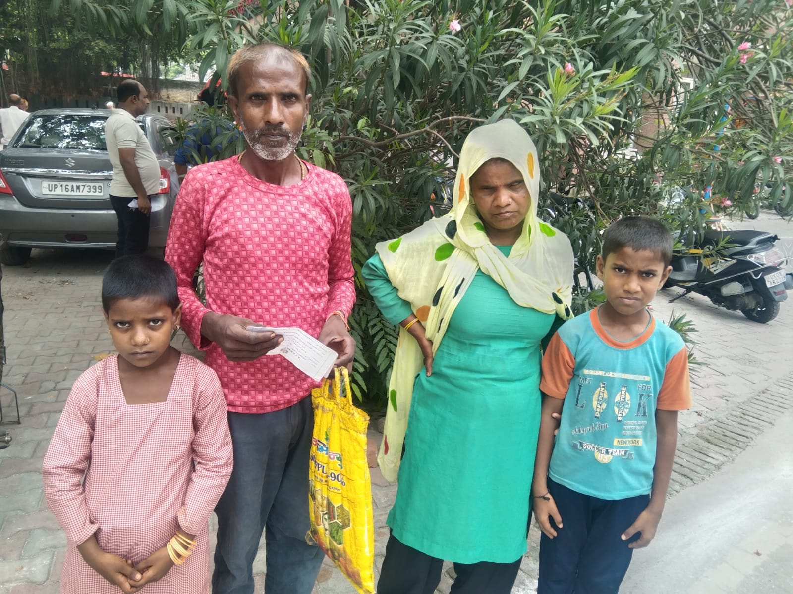 प्रशासन की बेरुखी: सालों से बेघर अंधी पत्नी और मासूम बच्चों के साथ दर-दर भटक रहा गरीब परिवार, नहीं सुन रहा कोई अधिकारी