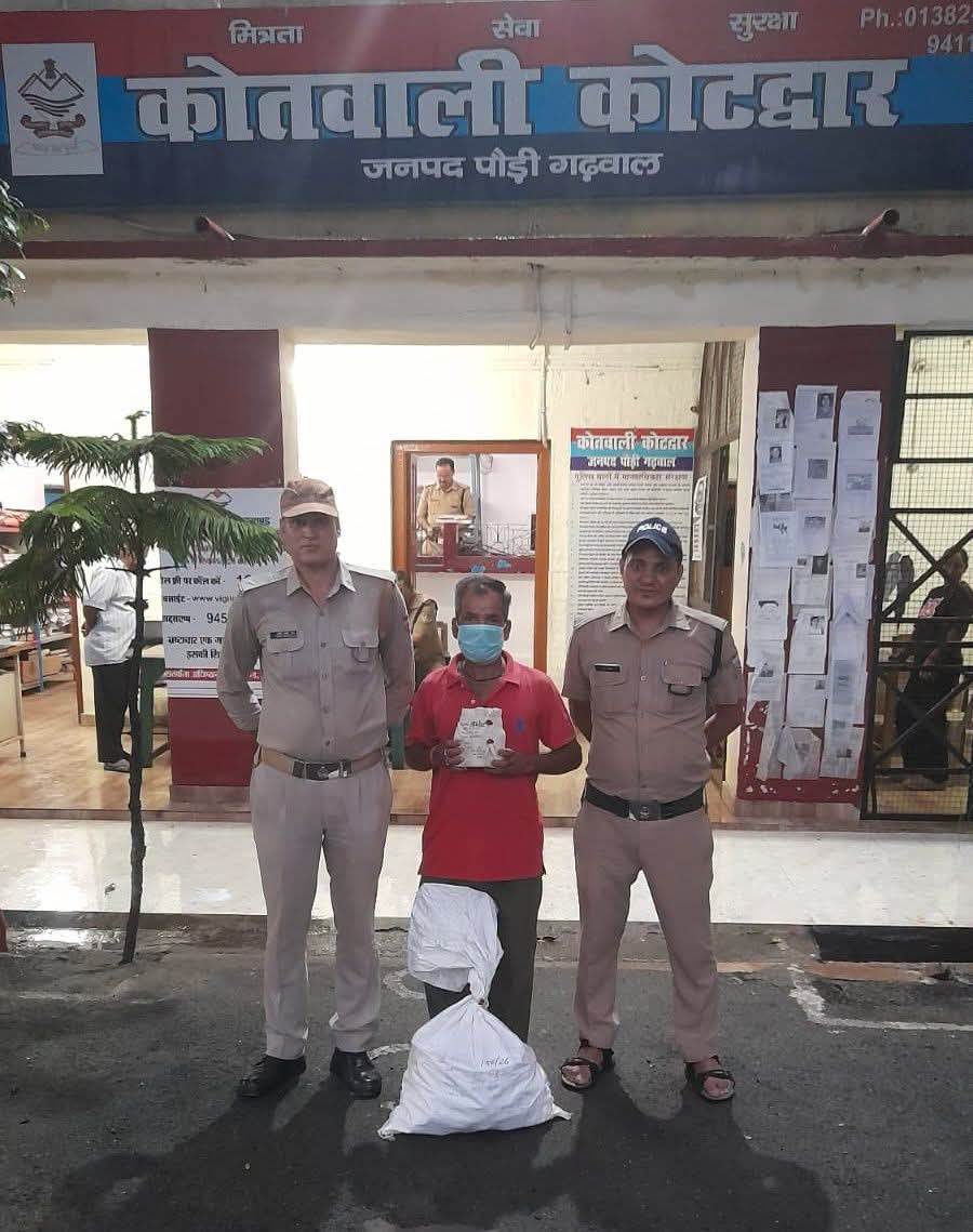 कोटद्वार पुलिस का एक्शन: शराब तस्करी करते युवक को दबोचा, भारी मात्रा में अवैध पव्वे बरामद