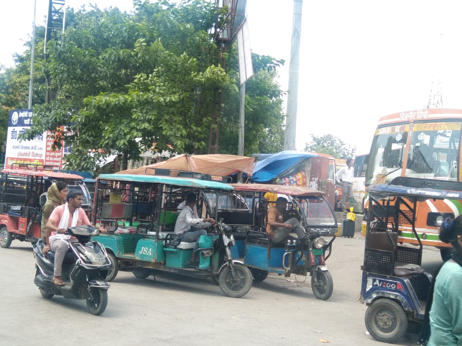 बिजनौर रोडवेज बस स्टैंड पर ई-रिक्शा चालकों की मनमानी: मुख्य द्वार हुआ जाम, यात्रियों की परेशानी बढ़ी