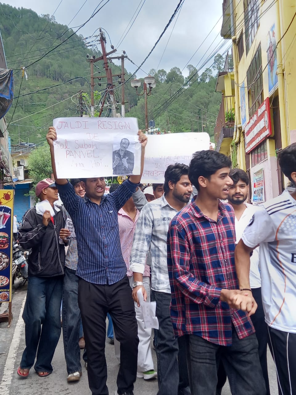 उत्तरकाशी में गरमाया नीट पेपर लीक मामला: केंद्रीय शिक्षा मंत्री के इस्तीफे की मांग को लेकर सड़कों पर उतरी छात्र शक्ति