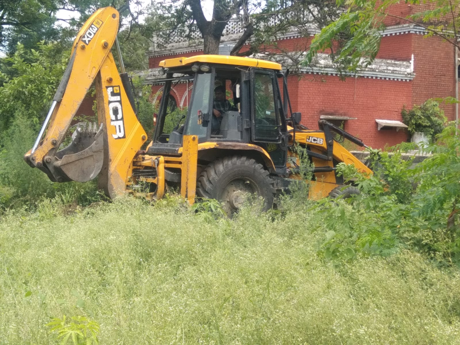 बिजनौर मिशन कंपाउंड में चलाया गया विशेष सफाई अभियान, जेसीबी की मदद से साफ़ की गई झाड़ियाँ और गंदगी