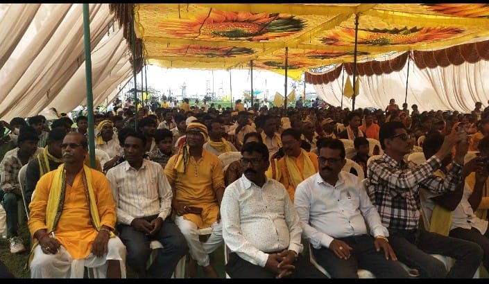 घने बादलों के बीच गूंजा आदिवासी एकता का जयघोष, किरनापुर में धूमधाम से मना विश्व आदिवासी दिवस