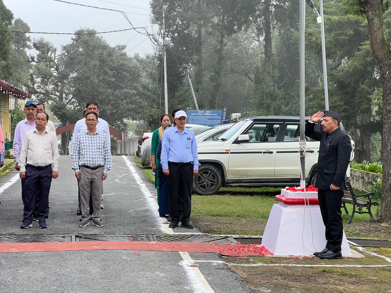 गढ़वाल आयुक्त कार्यालय में शान से लहराया तिरंगा, वीर स्वतंत्रता सेनानियों को किया नमन