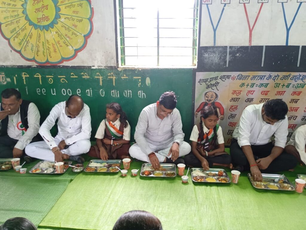 विधायक राजकुमार कर्राहे ने किया सभा मंच का उद्घाटन, बच्चों के साथ किया विशेष भोज whatsapp image 2026 08 16 at 9.30.15 pm (1)