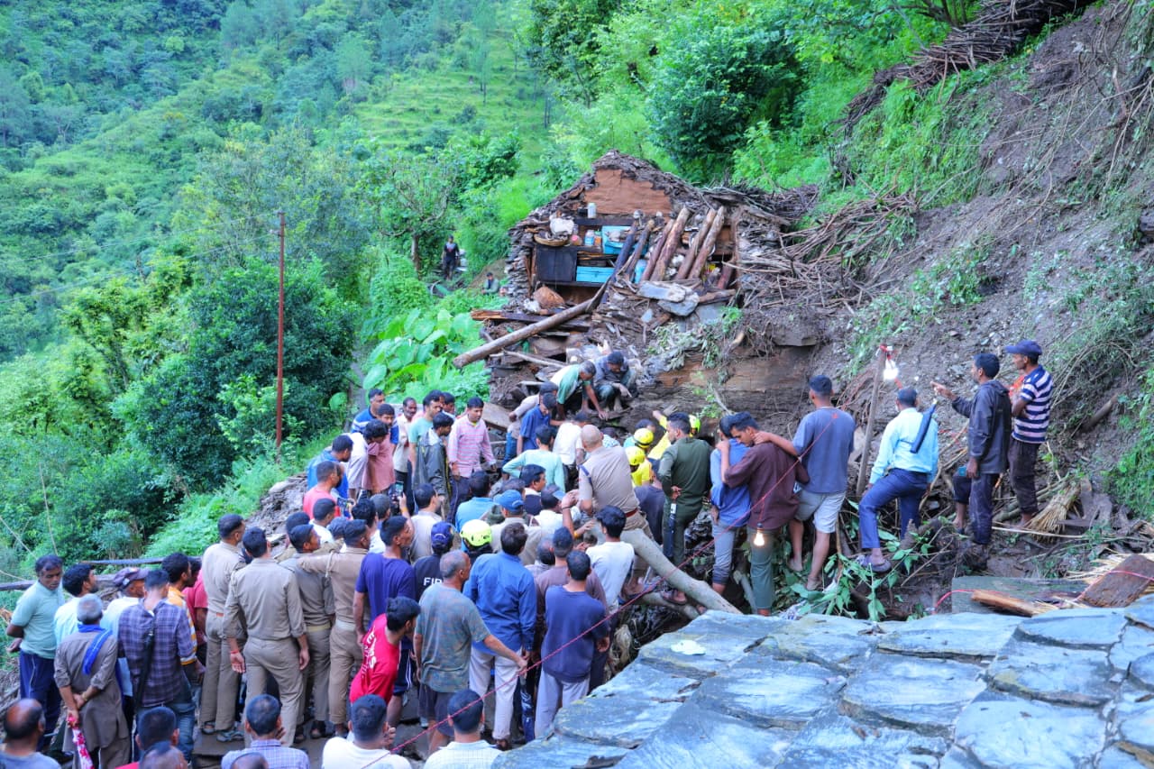 महरगांव में दो मंजिला भवन में दबे तीन लोगों की मौत ,रेस्क्यू ऑपरेशन में मलबे में दबे तीन शव बरामद, कार्रवाई जारी