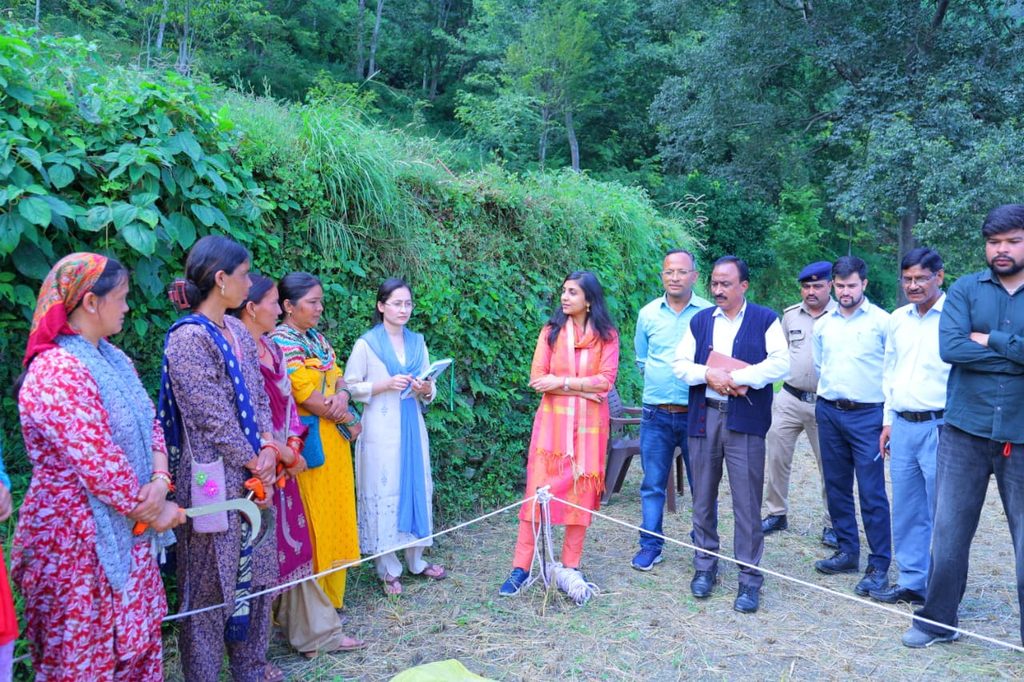 क्रॉप कटिंग प्रयोग में ग्रामीणों के साथ खेत में उतरीं जिलाधिकारी,महिलाओं से संवाद कर जानी आजीविका की स्थिति, बुशकटर और पैदल मार्ग की मरम्मत को दी स्वीकृति 1001455932