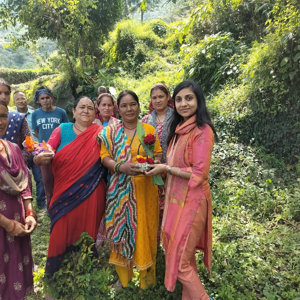 क्रॉप कटिंग प्रयोग में ग्रामीणों के साथ खेत में उतरीं जिलाधिकारी,महिलाओं से संवाद कर जानी आजीविका की स्थिति, बुशकटर और पैदल मार्ग की मरम्मत को दी स्वीकृति 1001455933
