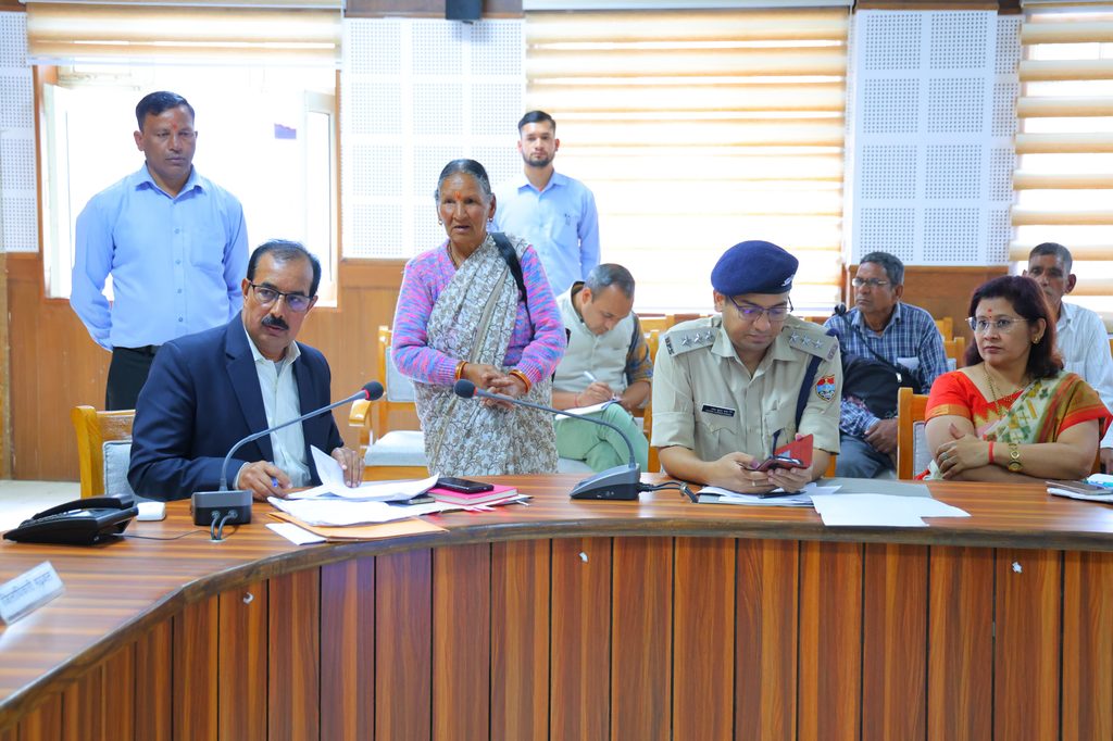 जनता दर्शन में 10 शिकायतों पर सुनवाई, अपर जिलाधिकारी ने दिए त्वरित निस्तारण के निर्देश 1001464864