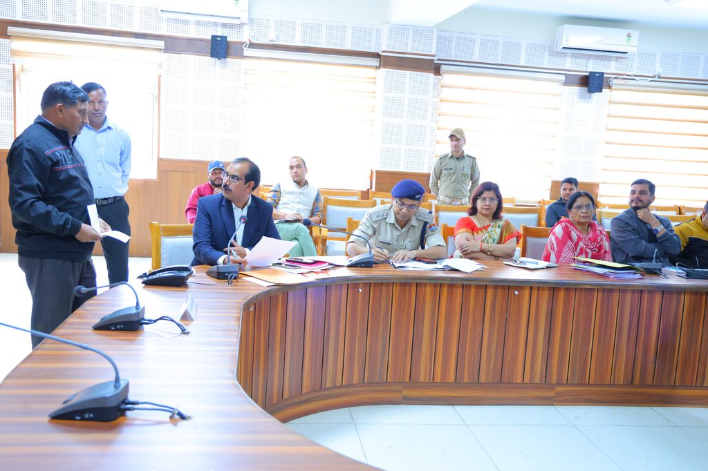जनता दर्शन में 10 शिकायतों पर सुनवाई, अपर जिलाधिकारी ने दिए त्वरित निस्तारण के निर्देश 1001464865