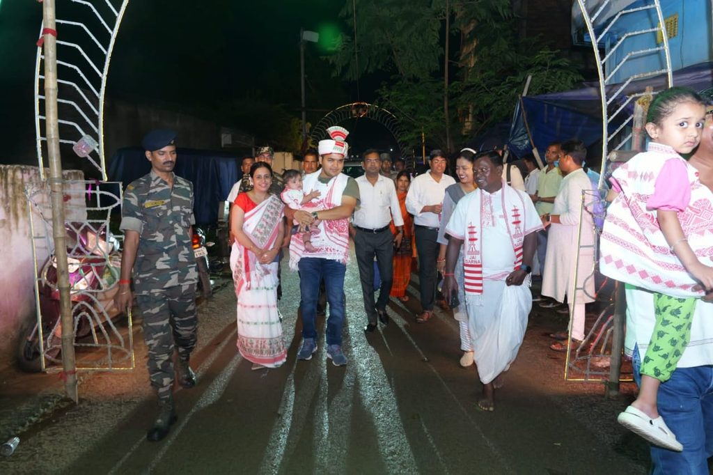 करमा पूजा में सपरिवार शामिल हुए उपायुक्त मनीष कुमार, सामूहिक झूमर में भी लिया हिस्सा 16783