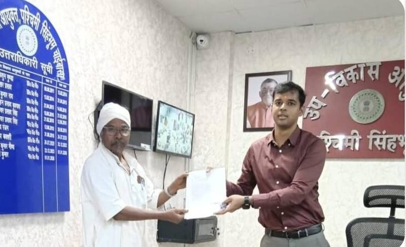 पश्चिमी सिंहभूम के वन ग्रामों में ग्राम सभा गठन की मांग, झारखंड आंदोलनकारी मंच ने डीडीसी को सौंपा मांगपत्र