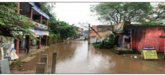 लगातार बारिश से मनोहरपुर बाजार की सड़कें जलमग्न, राहगीरों की बढ़ी परेशानी