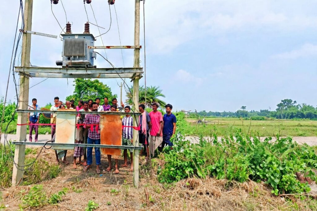 मंझारी के कुन्हार टोला में एक सप्ताह में बदला खराब ट्रांसफॉर्मर, बिजली आपूर्ति बहाल 19532