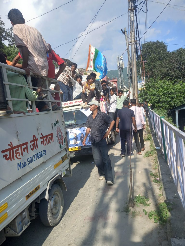 उत्तरकाशी छात्र संघ चुनाव के लिए एनएसयूआई,एबीवीपी और आर्यन ग्रूप के छात्रो ने अपने मैदान मे प्रत्याशी उतार कर गर्म जोशी से रैली निकाली 20260924 152057