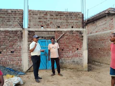 चक्रधरपुर के मुड़ियादल में 22 आवासों का निरीक्षण, लाभुकों को जल्द निर्माण पूरा करने का निर्देश