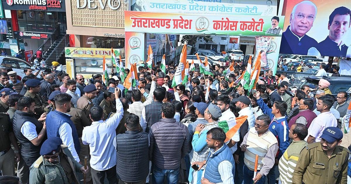 देहरादून में राहुल गांधी पर FIR के विरोध में कांग्रेस का शक्ति प्रदर्शन, बैरिकेडिंग पर चढ़े नेता-कार्यकर्ता