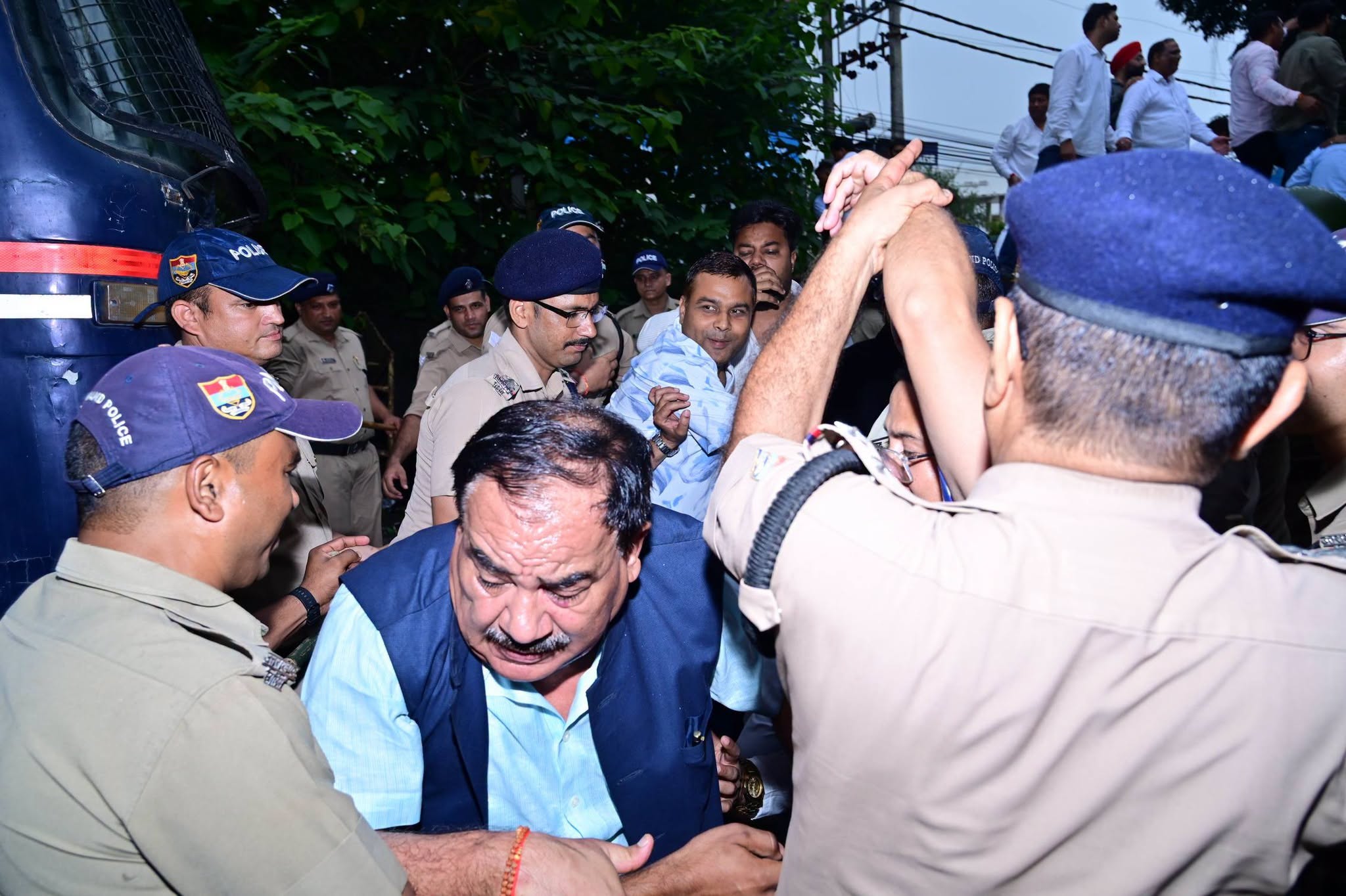 देहरादून में कांग्रेस के प्रदर्शन के बीच हरक सिंह रावत की तबीयत बिगड़ी, धक्का-मुक्की के बाद सांस फूलने और घबराहट की शिकायत