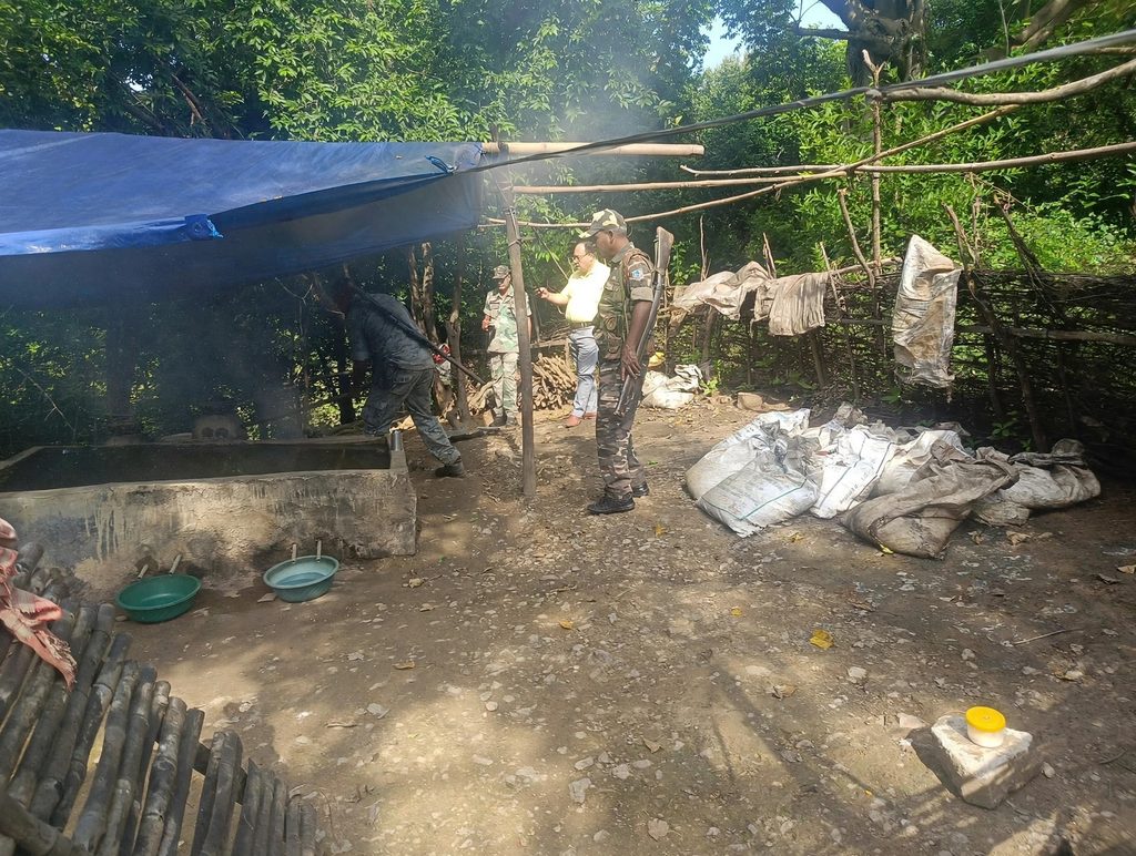 लतरशिखा में अवैध शराब के खिलाफ बड़ी कार्रवाई, 6 भट्ठियां ध्वस्त 20793