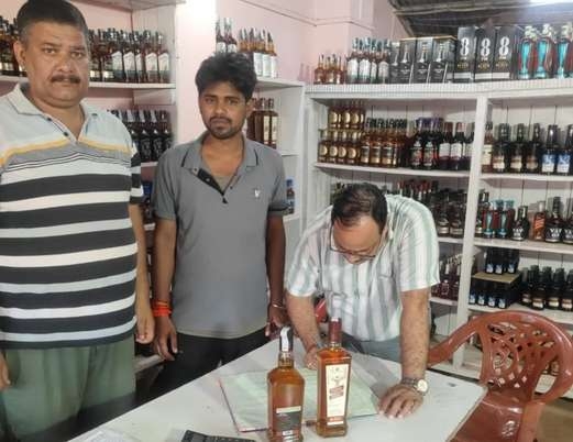 लतरशिखा में अवैध शराब के खिलाफ बड़ी कार्रवाई, 6 भट्ठियां ध्वस्त 20817